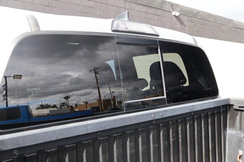 Toyota Tacoma 4WD Vehicle Full-screen Gallery Image 10