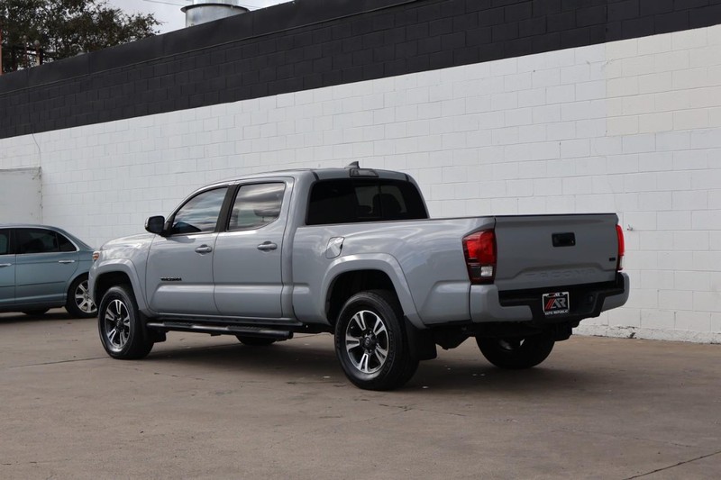 Toyota Tacoma 4WD Vehicle Full-screen Gallery Image 11