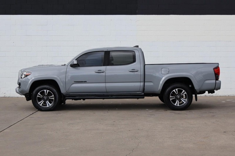 Toyota Tacoma 4WD Vehicle Full-screen Gallery Image 12