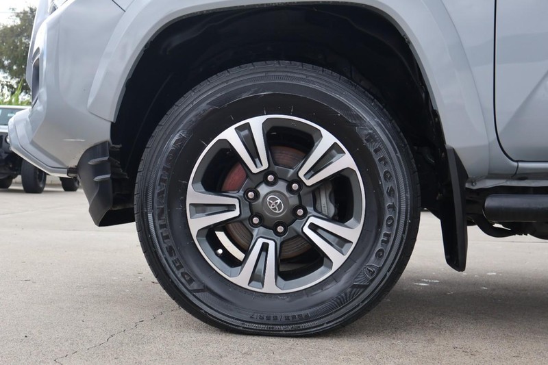 Toyota Tacoma 4WD Vehicle Full-screen Gallery Image 16