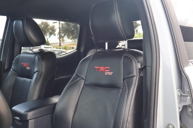 Toyota Tacoma 4WD Vehicle Full-screen Gallery Image 21