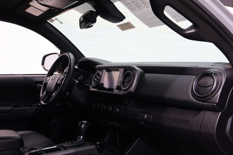 Toyota Tacoma 4WD Vehicle Full-screen Gallery Image 23