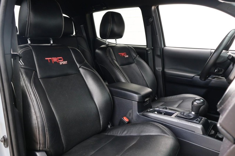 Toyota Tacoma 4WD Vehicle Full-screen Gallery Image 24