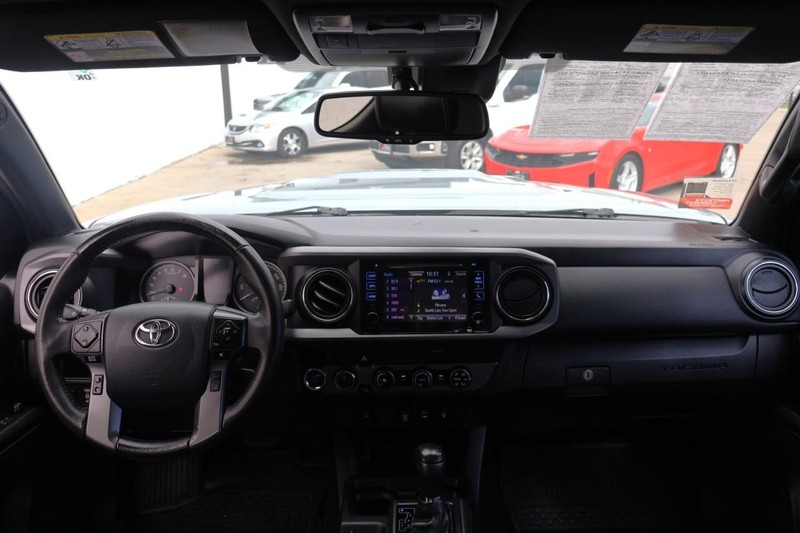 Toyota Tacoma 4WD Vehicle Full-screen Gallery Image 26