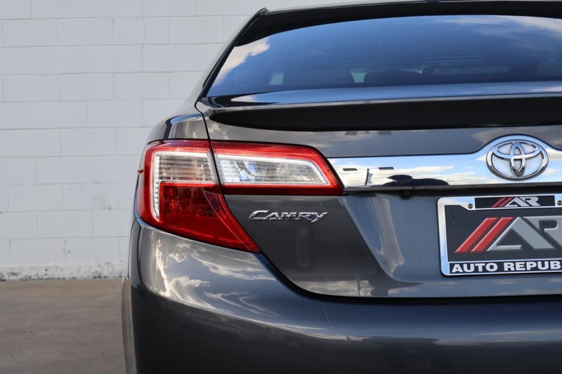 Toyota Camry Vehicle Full-screen Gallery Image 07