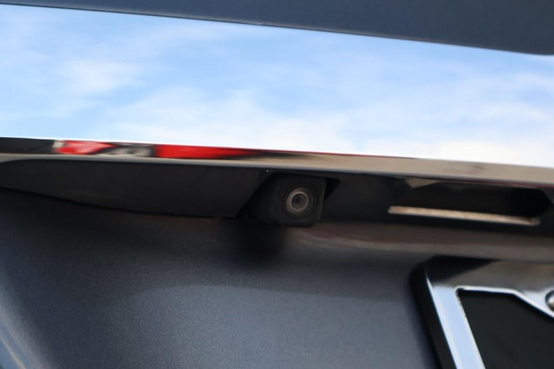 Toyota Camry Vehicle Full-screen Gallery Image 08