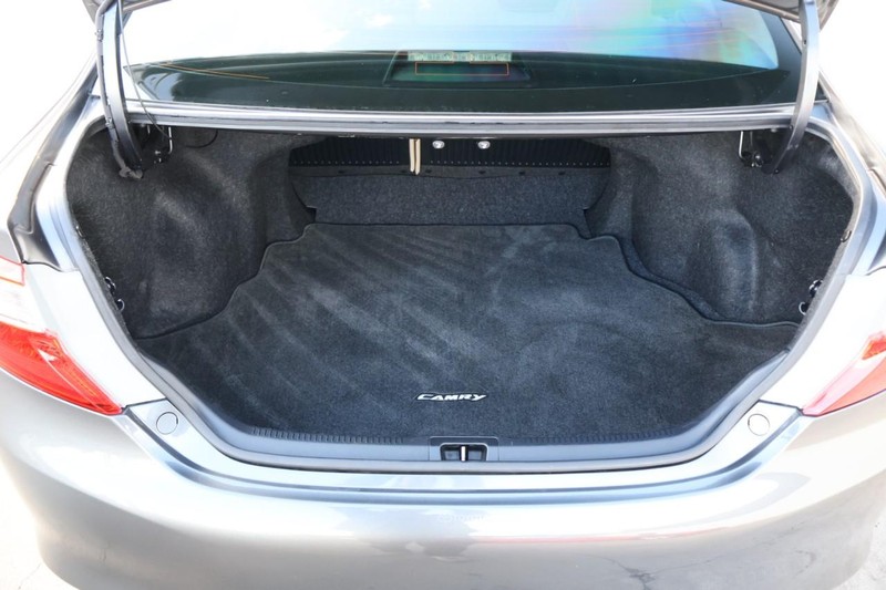 Toyota Camry Vehicle Full-screen Gallery Image 09