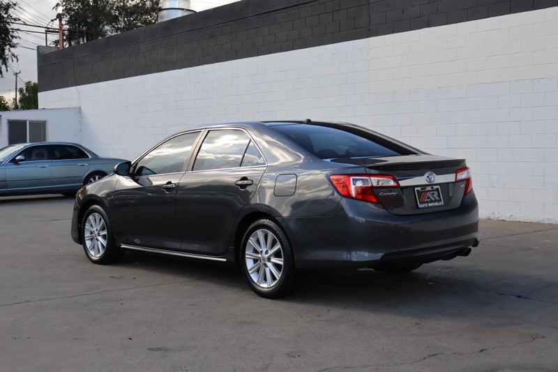 Toyota Camry Vehicle Full-screen Gallery Image 10