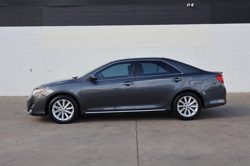 Toyota Camry Vehicle Full-screen Gallery Image 11