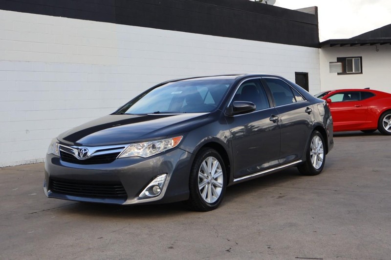Toyota Camry Vehicle Full-screen Gallery Image 12