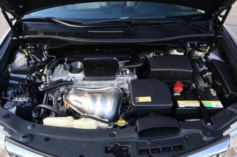 Toyota Camry Vehicle Full-screen Gallery Image 13