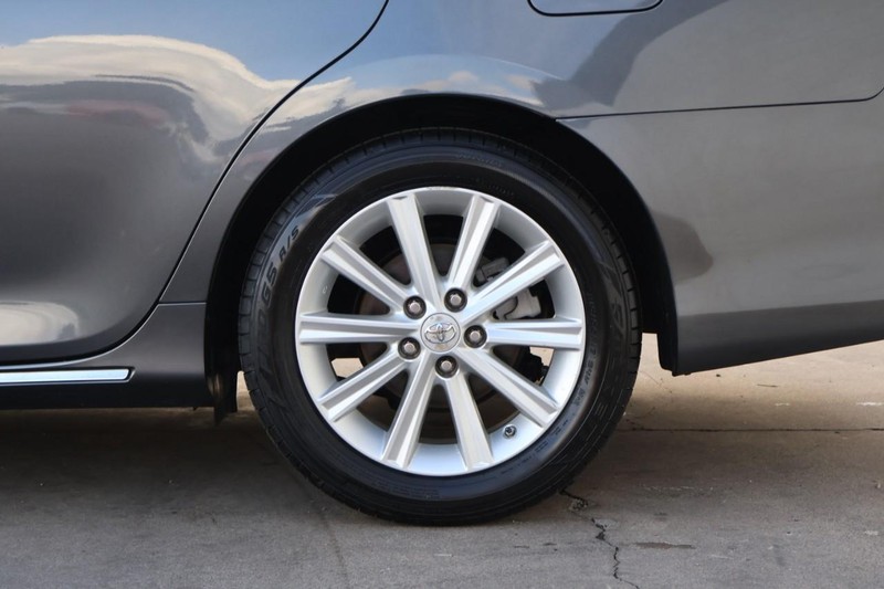 Toyota Camry Vehicle Full-screen Gallery Image 14