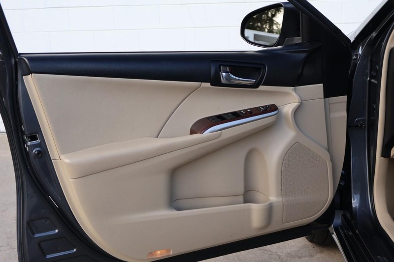 Toyota Camry Vehicle Full-screen Gallery Image 15