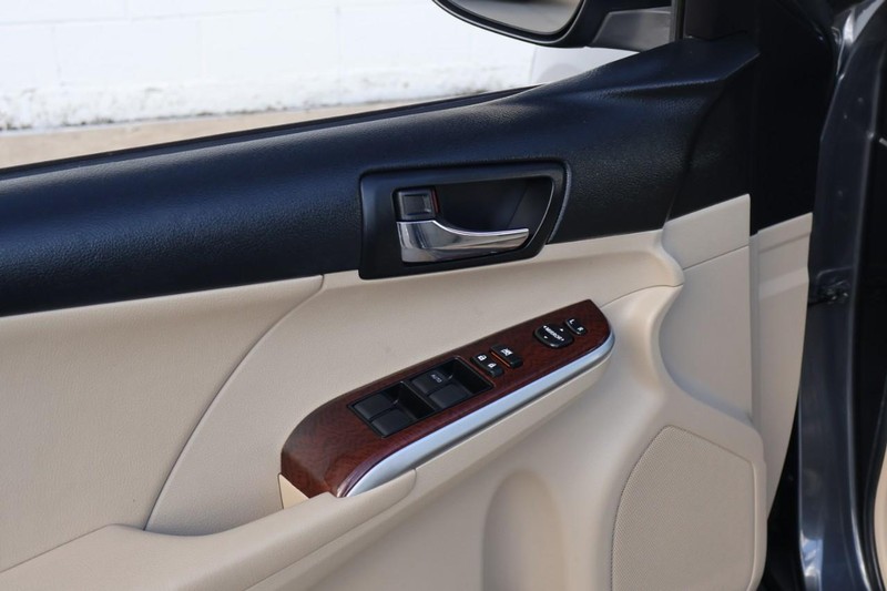 Toyota Camry Vehicle Full-screen Gallery Image 16