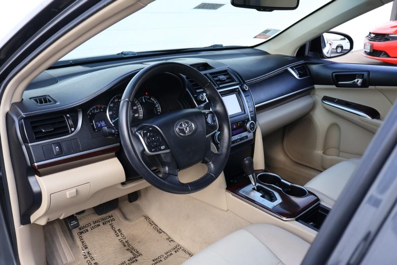 Toyota Camry Vehicle Full-screen Gallery Image 17