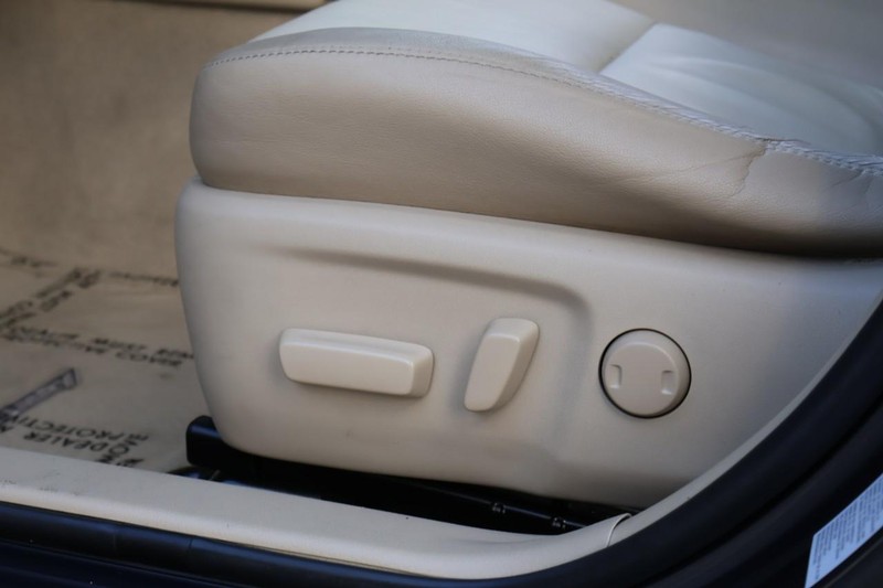 Toyota Camry Vehicle Full-screen Gallery Image 18