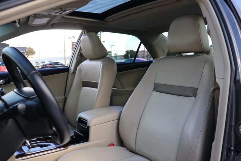 Toyota Camry Vehicle Full-screen Gallery Image 19