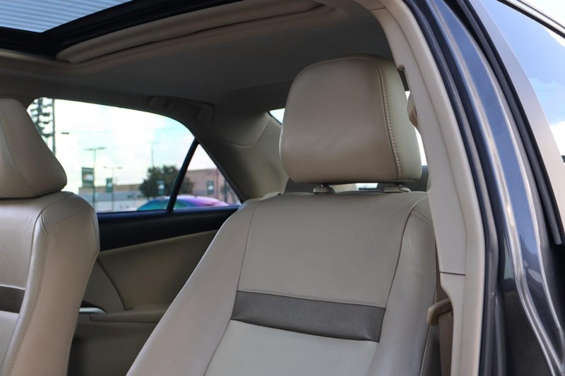 Toyota Camry Vehicle Full-screen Gallery Image 20