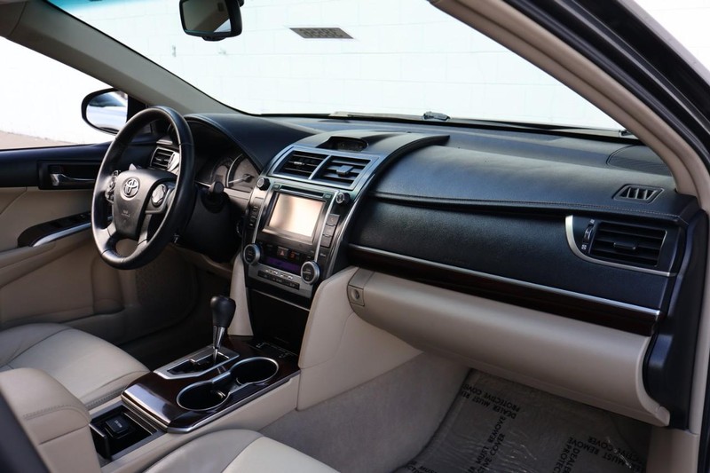 Toyota Camry Vehicle Full-screen Gallery Image 21