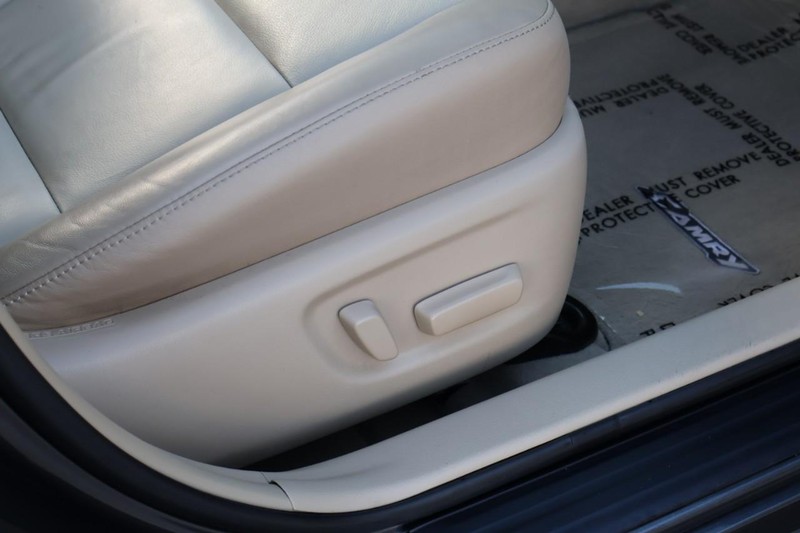 Toyota Camry Vehicle Full-screen Gallery Image 22