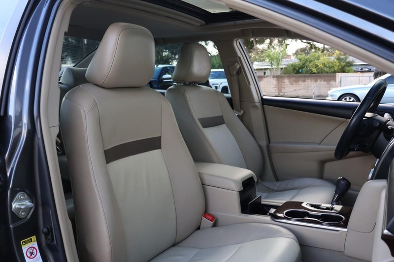 Toyota Camry Vehicle Full-screen Gallery Image 23