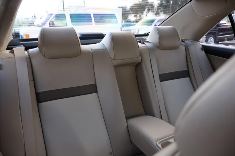 Toyota Camry Vehicle Full-screen Gallery Image 24