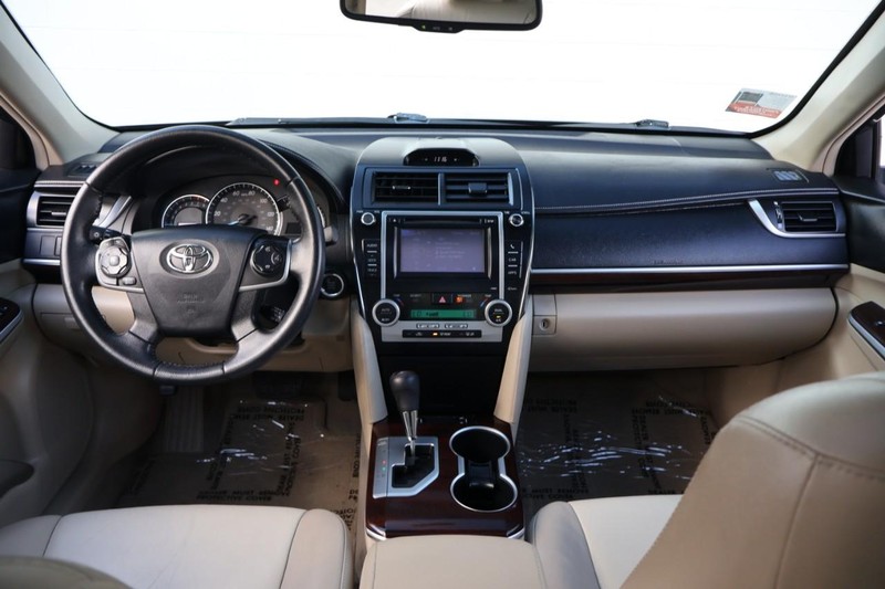 Toyota Camry Vehicle Full-screen Gallery Image 25