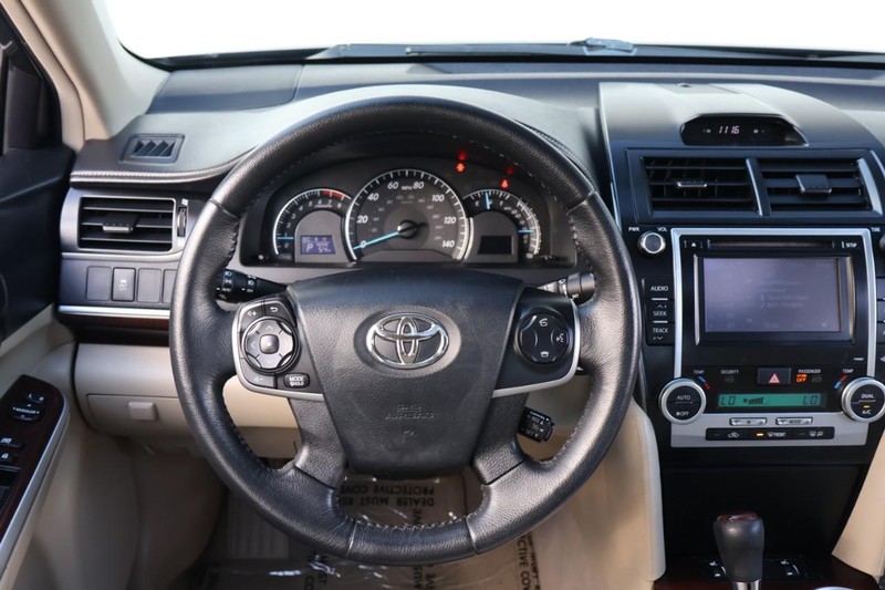Toyota Camry Vehicle Full-screen Gallery Image 27
