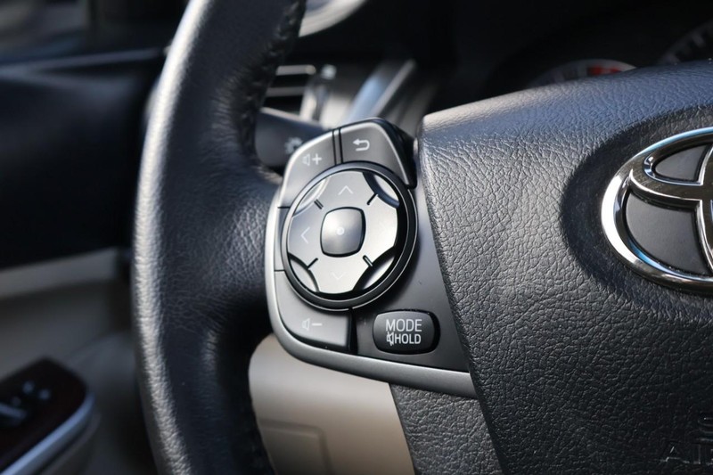 Toyota Camry Vehicle Full-screen Gallery Image 28