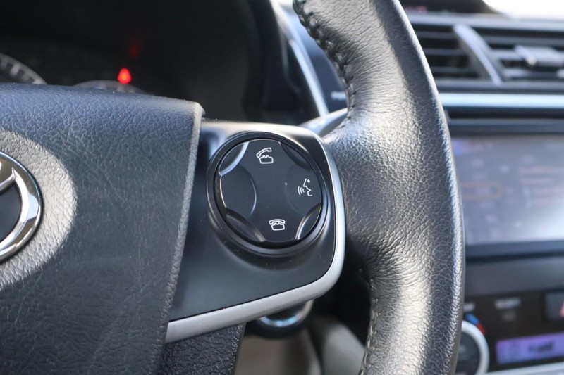 Toyota Camry Vehicle Full-screen Gallery Image 29