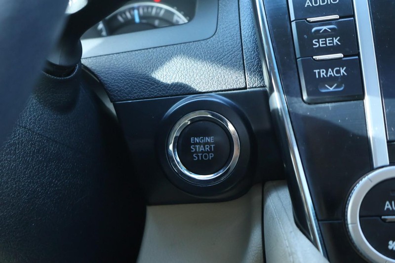 Toyota Camry Vehicle Full-screen Gallery Image 30