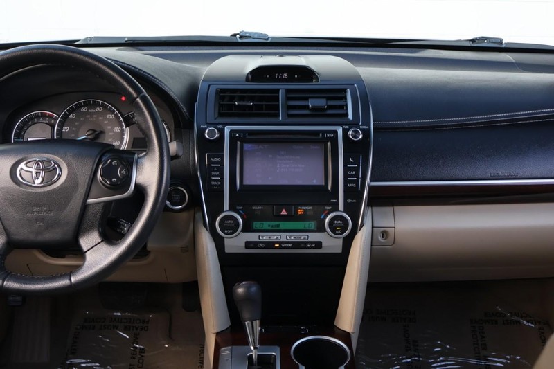 Toyota Camry Vehicle Full-screen Gallery Image 31