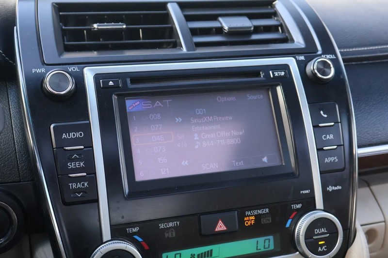 Toyota Camry Vehicle Full-screen Gallery Image 32