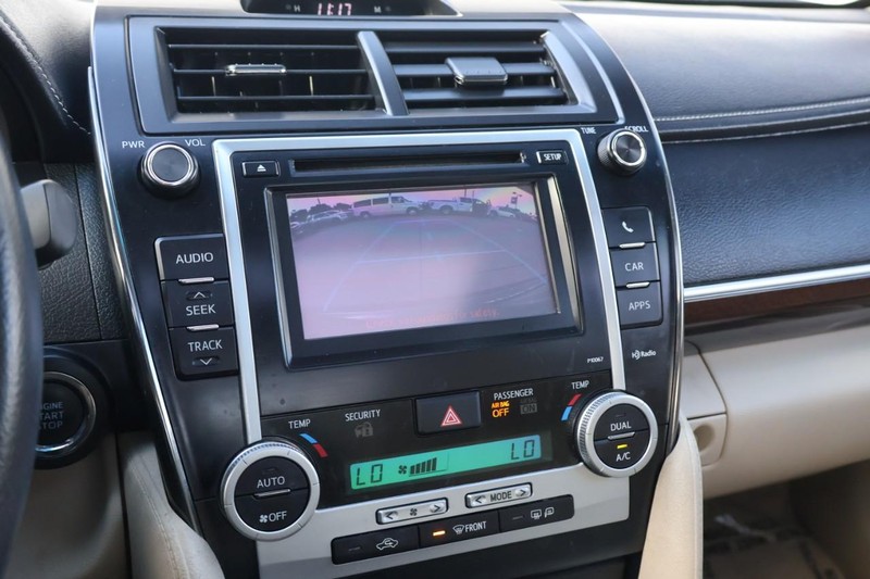 Toyota Camry Vehicle Full-screen Gallery Image 33