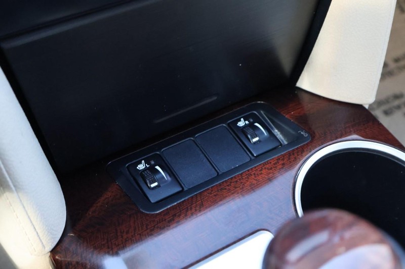 Toyota Camry Vehicle Full-screen Gallery Image 34