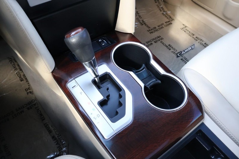 Toyota Camry Vehicle Full-screen Gallery Image 35