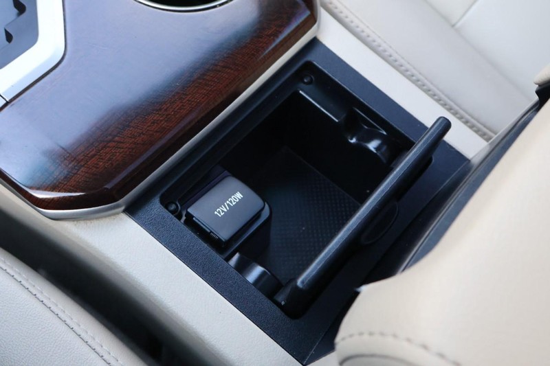 Toyota Camry Vehicle Full-screen Gallery Image 36