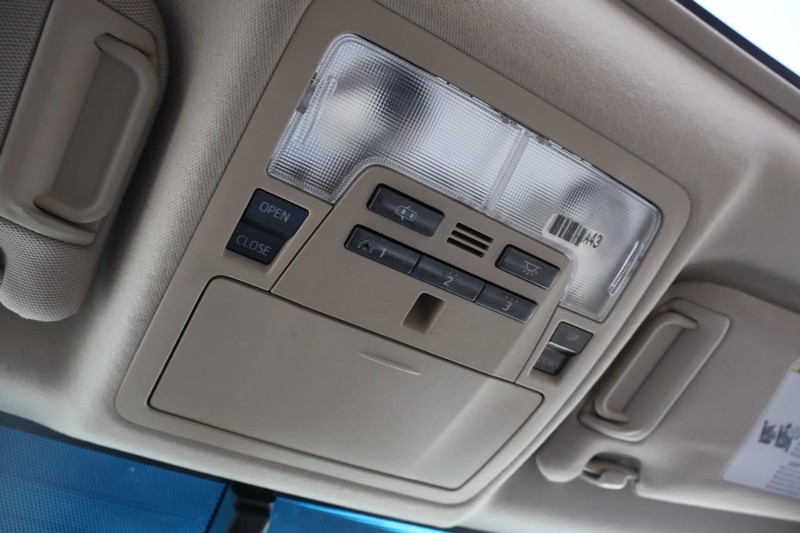 Toyota Camry Vehicle Full-screen Gallery Image 37