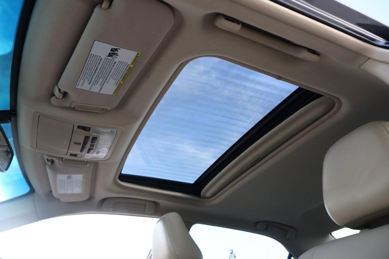 Toyota Camry Vehicle Full-screen Gallery Image 38