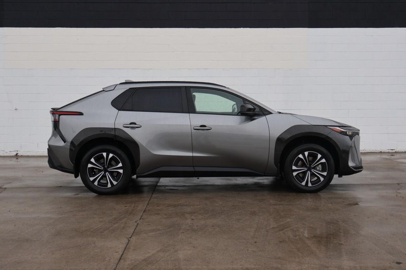 Toyota bZ4X Vehicle Full-screen Gallery Image 04