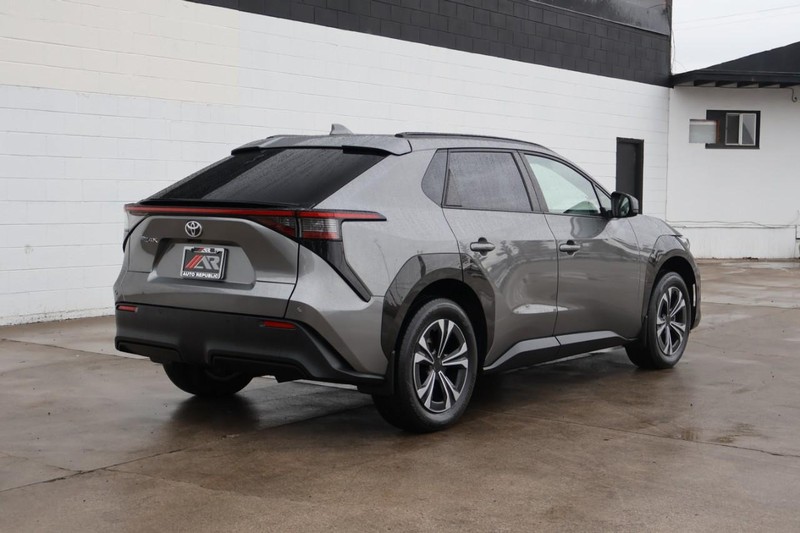 Toyota bZ4X Vehicle Full-screen Gallery Image 05