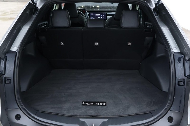 Toyota bZ4X Vehicle Full-screen Gallery Image 09