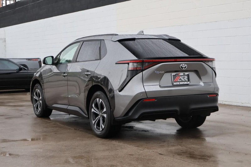 Toyota bZ4X Vehicle Full-screen Gallery Image 10