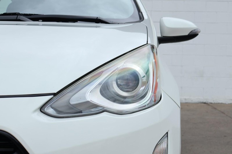 Toyota Prius C Vehicle Full-screen Gallery Image 03