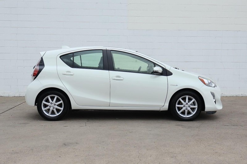 Toyota Prius C Vehicle Full-screen Gallery Image 04