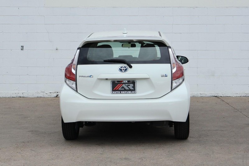 Toyota Prius C Vehicle Full-screen Gallery Image 06