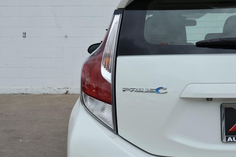 Toyota Prius C Vehicle Full-screen Gallery Image 07