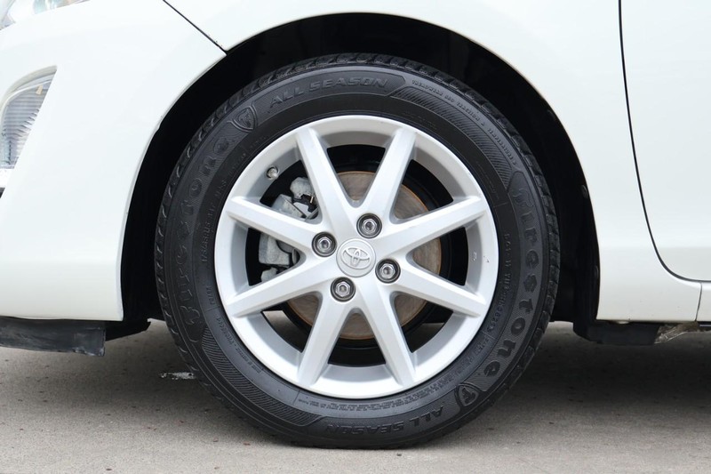 Toyota Prius C Vehicle Full-screen Gallery Image 14