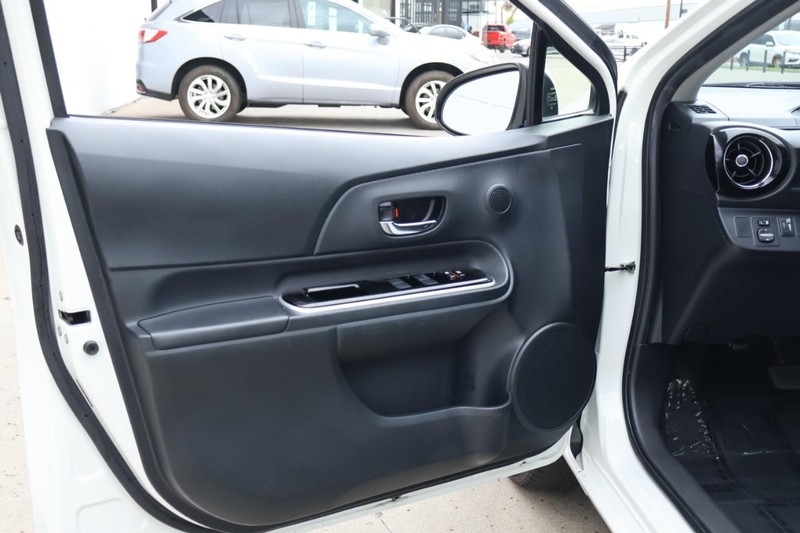 Toyota Prius C Vehicle Full-screen Gallery Image 15