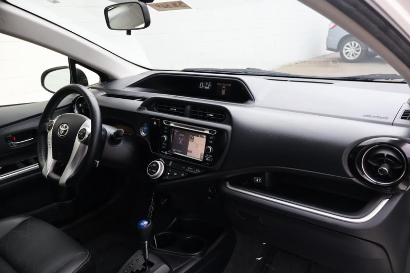 Toyota Prius C Vehicle Full-screen Gallery Image 18